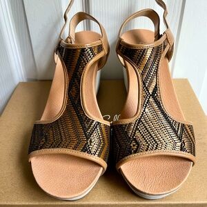 Dr. Scholl’s platform sandals new in box!
